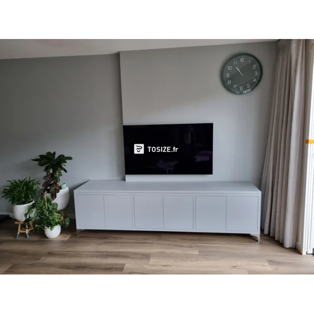 Meuble TV blanc avec portes et étagères