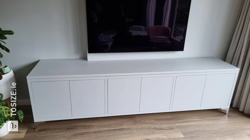Custom TV cabinet with TOSIZE Furniture in MDF, by Tamara