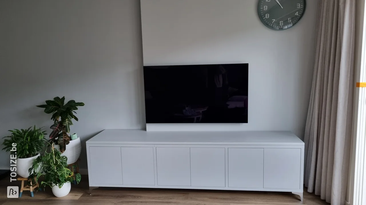 TV meubel op maat met TOSIZE Furniture in MDF, door Tamara 