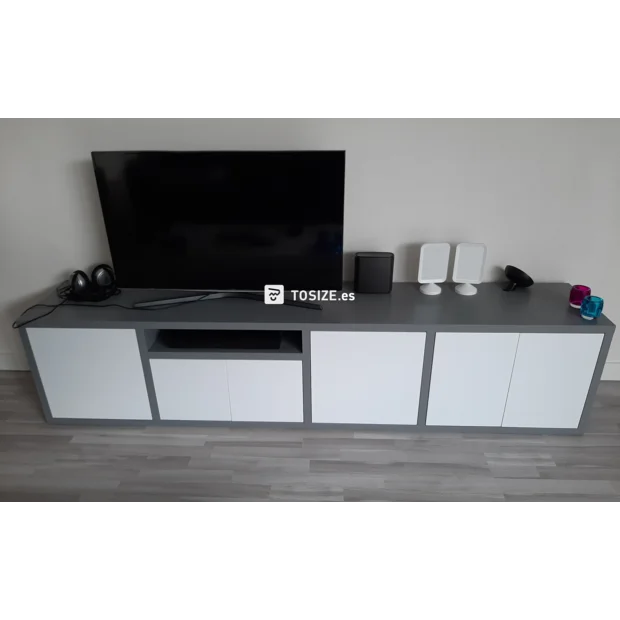 Mueble de TV blanco con compartimentos abiertos y puertas.