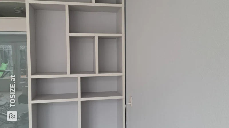 DIY-Regal im Wohnzimmer: eine Kreation von TOSIZE Furniture, von Nadine