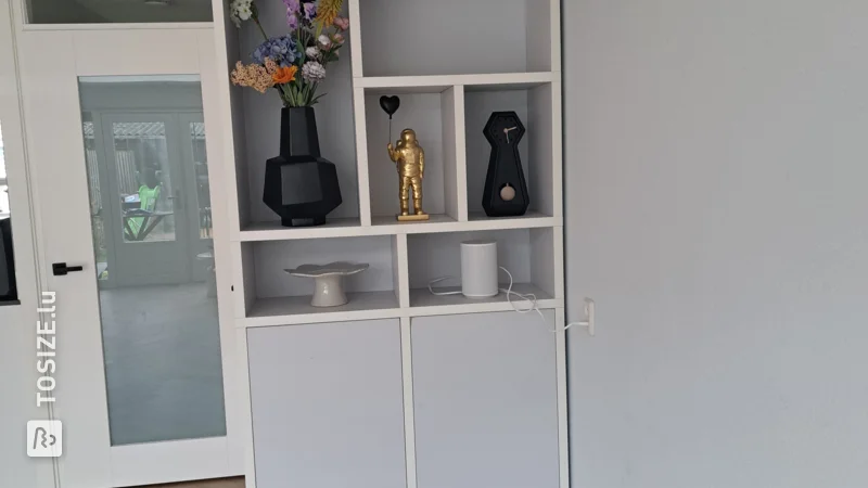 DIY-Regal im Wohnzimmer: eine Kreation von TOSIZE Furniture, von Nadine