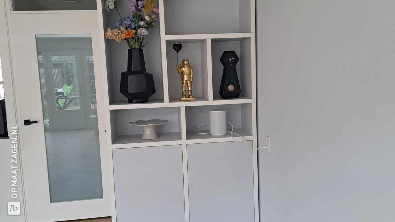DIY vakkenkast in de woonkamer: een creatie van TOSIZE Furniture, door Nadine