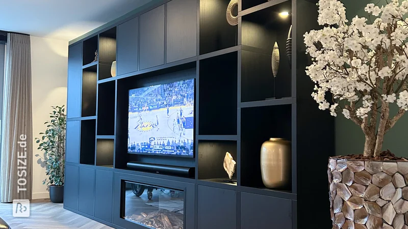 TV-Wandschrank mit dekorativem Kamin von TOSIZE Furniture, von Wouter