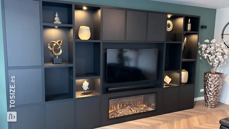 Mueble de pared para TV con chimenea decorativa vía TOSIZE Furniture, de Wouter