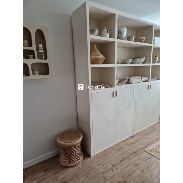 Mueble crema con puertas y compartimentos abiertos