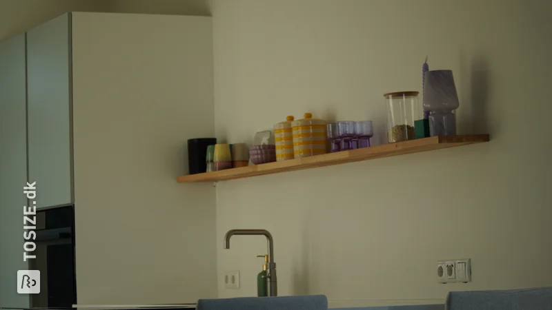 Oak wall shelf in the kitchen, by Jorco