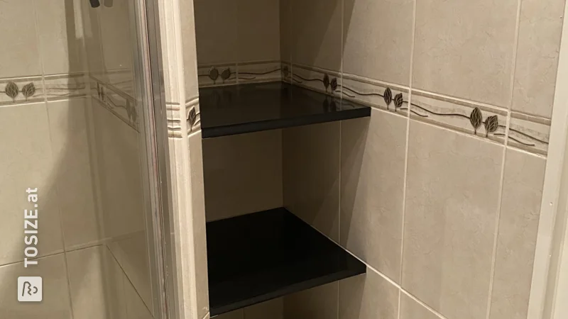 „Blind“-Regale im Badezimmer aus schwarzem, feuchtigkeitsbeständigem MDF von Marit