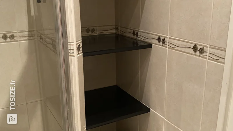 Étagères "aveugles" dans la salle de bain en MDF Noir résistant à l'humidité, par Marit