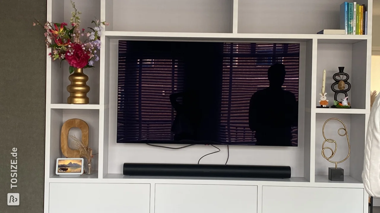 Gestalten Sie Ihren eigenen stilvollen weißen Wohnzimmer-TV-Schrank von Tom