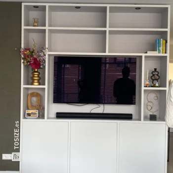 Haz tu propio y elegante mueble para la televisión en el salón, color blanco, de Tom
