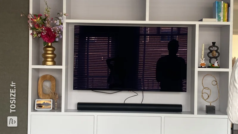 Créez votre propre meuble TV de salon élégant en blanc, par Tom