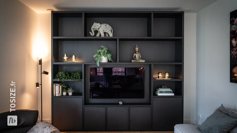 Meuble TV en chêne noir avec meuble TOSIZE, par Saskia