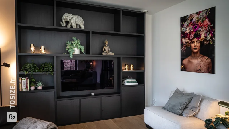 Meuble TV en chêne noir avec meuble TOSIZE, par Saskia