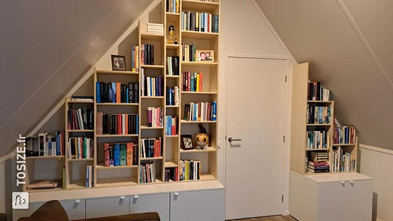 Une bibliothèque faite maison pour le grenier sous un toit en pente, par Richard