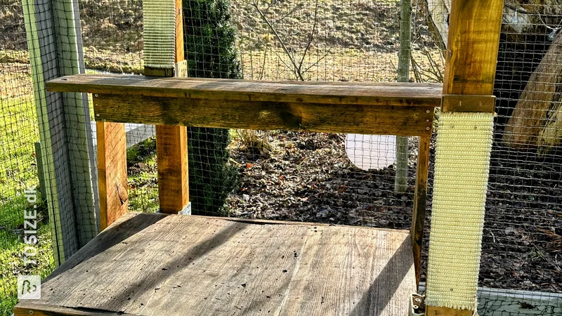 DIY outdoor scratching post for cats, sealed by Yvonne