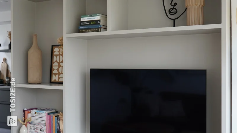 Maßgeschneiderter Schrank mit Platz für den Fernseher von TOSIZE Furniture, von Romy
