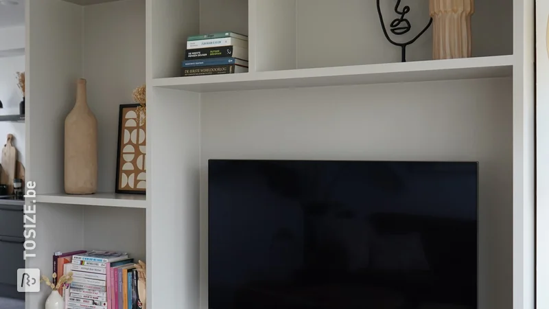 Vakkenkast op maat met ruimte voor de tv van TOSIZE Furniture, door Romy 