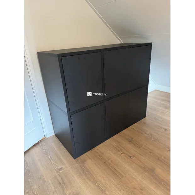 Armoire noire avec portes et compartiments ouverts