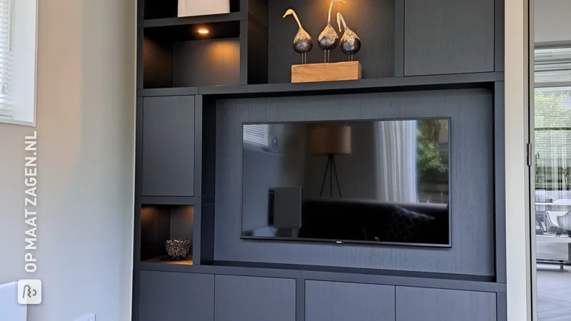Mooie vakkenkast van TOSIZE Furniture met TV en verlichting, door Bert
