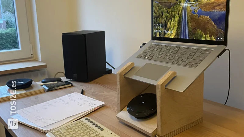 Soporte para computadora portátil de madera contrachapada: mejora de la sala de trabajo, de Bob