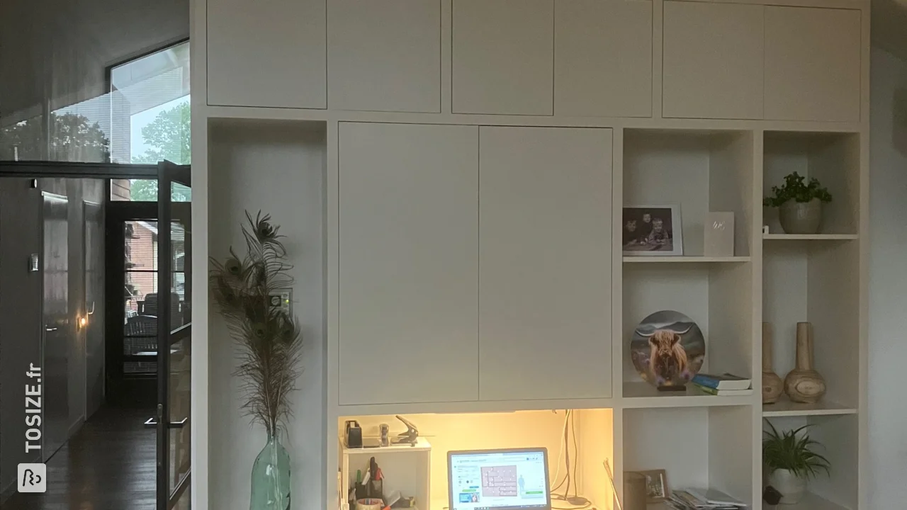 Custom-made living room cupboard and desk under sloping ceiling, by Henry