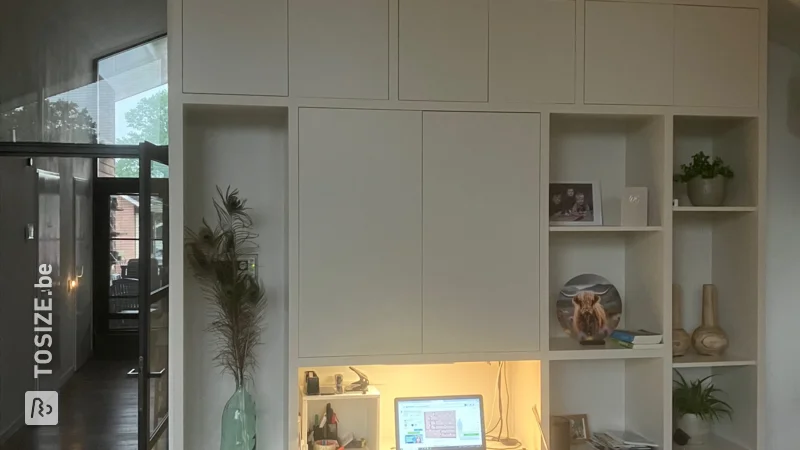 Maatwerk woonkamerkast en bureau onder schuin plafond, door Henry