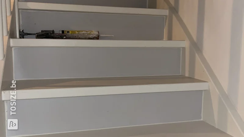 Fermez vous-même un escalier ouvert avec des panneaux MDF apprêtés sur mesure, par Jacob