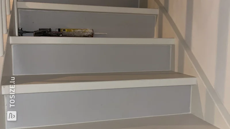 Fermez vous-même un escalier ouvert avec des panneaux MDF apprêtés sur mesure, par Jacob 