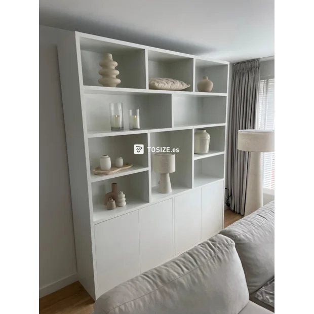 Armario de pared blanco con compartimentos y puertas abiertas