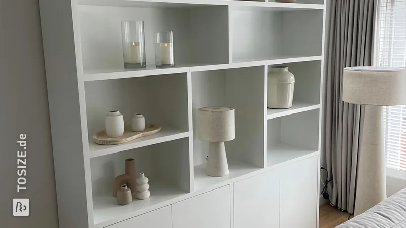 DIY-Regal in weißem Seidenglanz für das Wohnzimmer von Ronald