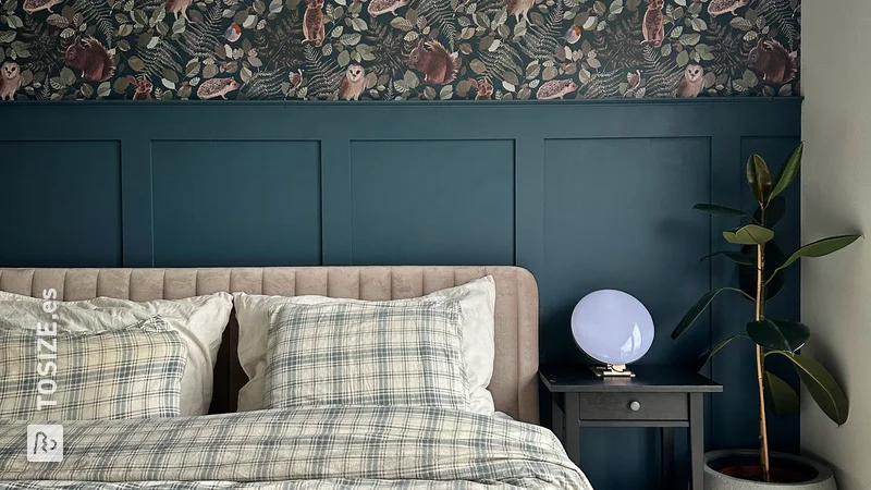 Cree un dormitorio elegante con una pared decorativa con tablas y listones en azul, de Lauren