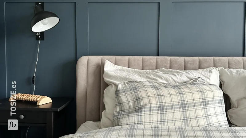 Cree un dormitorio elegante con una pared decorativa con tablas y listones en azul, de Lauren