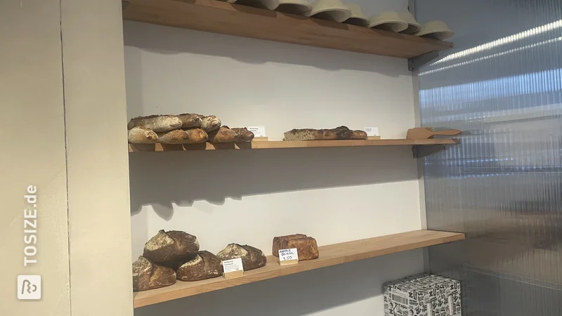 DIY planken voor broden in bakkerijwinkel, door Loes