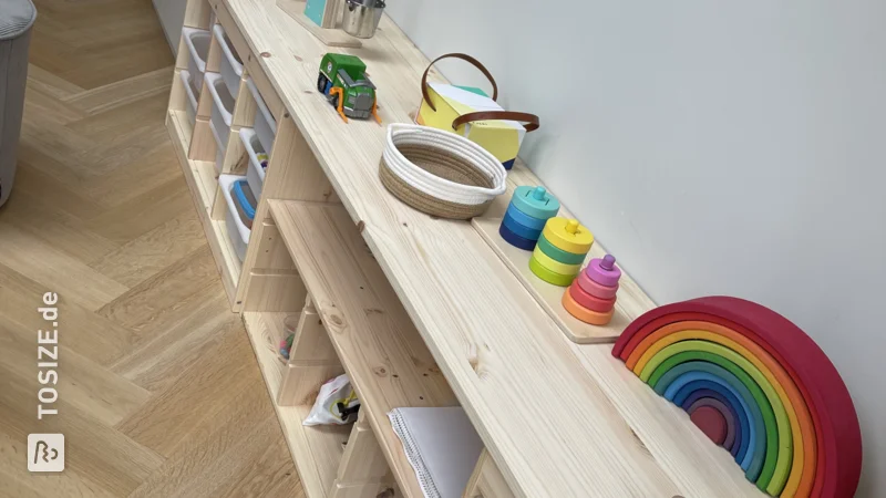 Creëer een speelhoek in de woonkamer met een doe-het-zelf kinderbureau, door Maarten