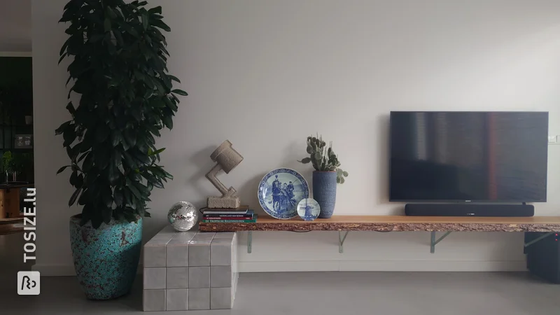 Une table d'appoint faite maison et carrelée avec un piètement en plaques OSB, par Jonathan