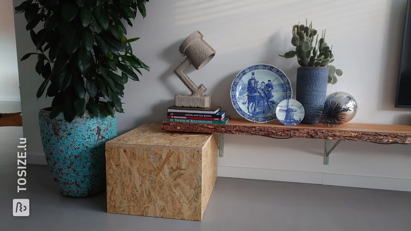 Une table d'appoint faite maison et carrelée avec un piètement en plaques OSB, par Jonathan