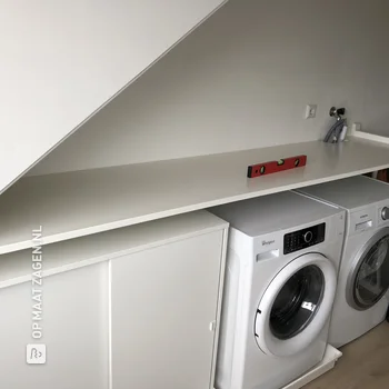 Efficiënte werkplank boven de wasmachine/Droger, door Ramon