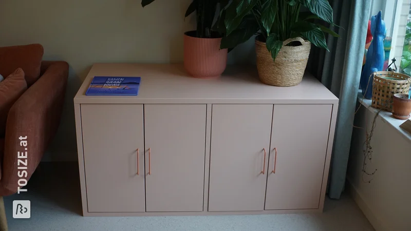 IKEA-Hack: DIY tiefer Spielzeugschrank in stilvollem Pink von Robin