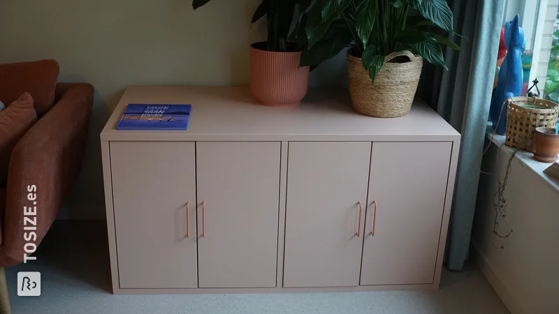 Truco de IKEA: armario profundo para juguetes DIY en elegante rosa, por Robin