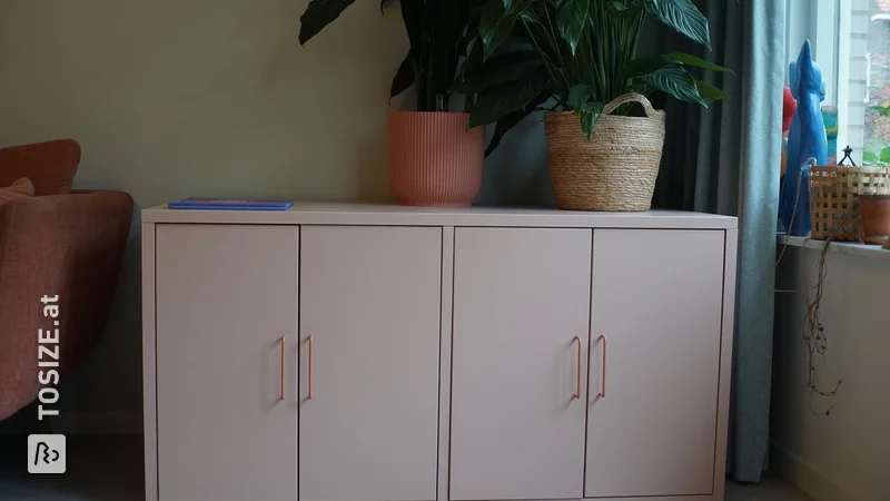 IKEA-Hack: DIY tiefer Spielzeugschrank in stilvollem Pink von Robin