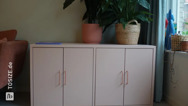 IKEA-Hack: DIY tiefer Spielzeugschrank in stilvollem Pink von Robin