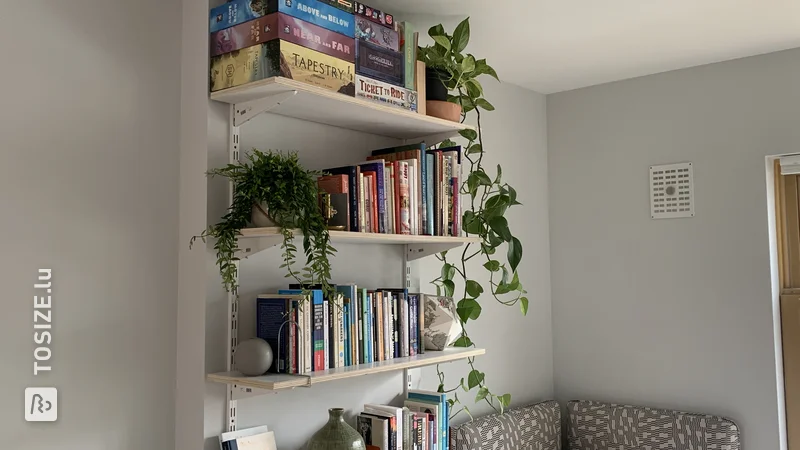 Un mur de livres fait maison composé d'étagères, par Tove