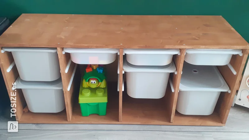 Caja para juguetes de madera de abeto, de Thom