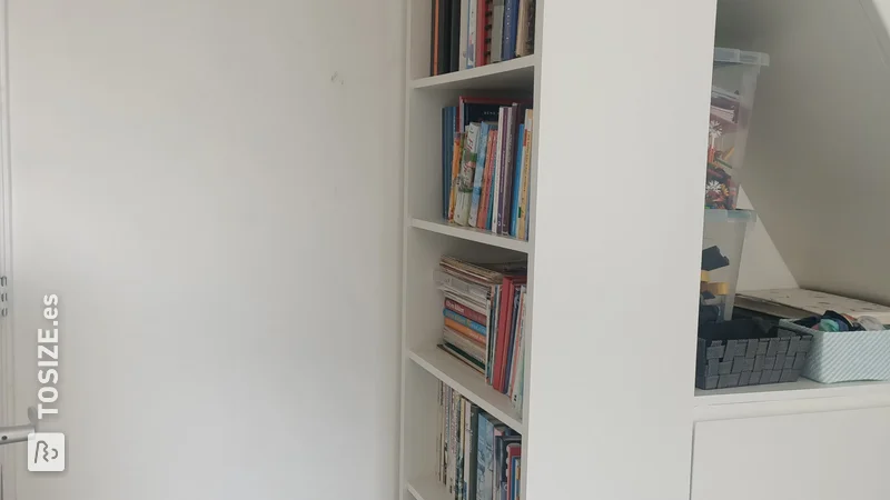 Librería blanca con escaleras: El proyecto de almacenaje ideal, de Gerard
