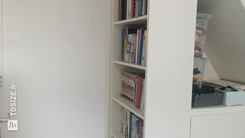 Bibliothèque blanche avec escalier : Le projet de rangement idéal, par Gérard
