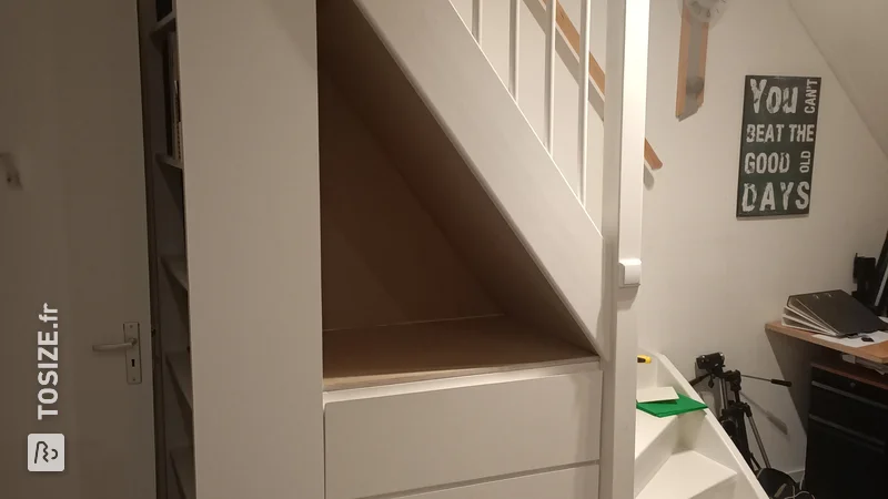 Caisson à tiroirs sous placard d'escalier, par Gérard