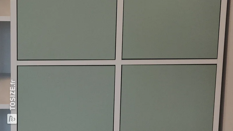 Armoire faite main en vert et blanc pour le salon, par Alex