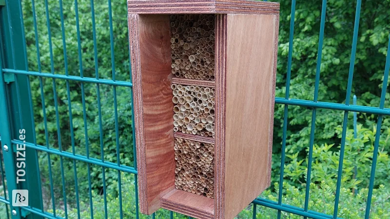 Hoteles para abejas hechos con multiplex y tallos de caña, por Bettina