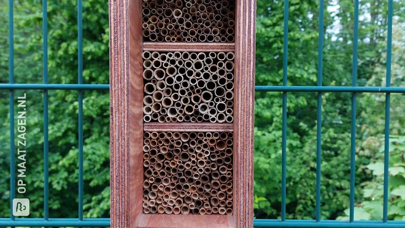 DIY bijenhotels gemaakt van multiplex en rietstengels, door Bettina